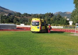 La ambulancia en el campo de fútbol de Palomares.