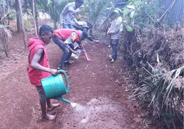 Actividades de preparación del terreno para la puesta en marcha de un huerto en Etiopía en el que se plantarán leguminosas.