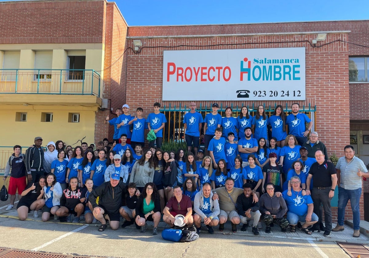 Imagen de grupo de los peregrinos con los residentes y el personal de Proyecto Hombre.