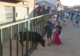 Susto en Calvarrasa de Abajo con un toro que se coló entre las talanqueras