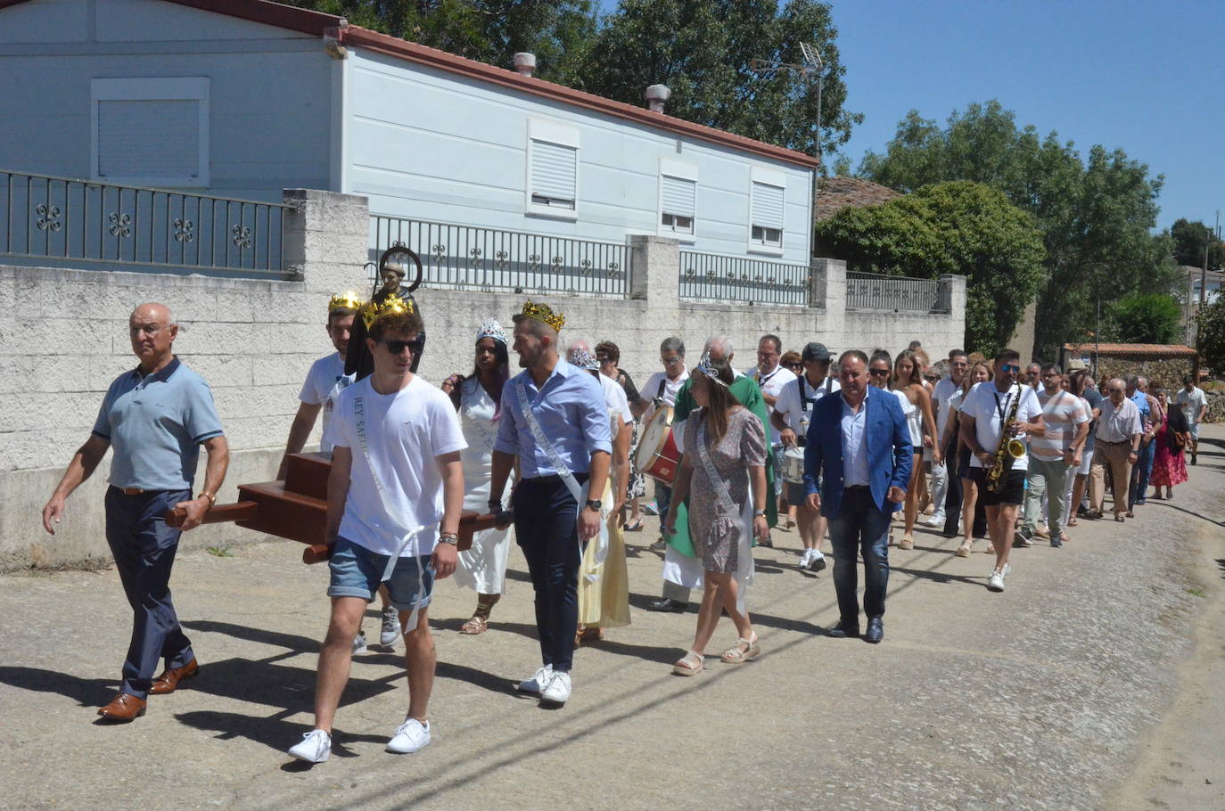 Saelices el Chico palpita en la procesión de San Benito