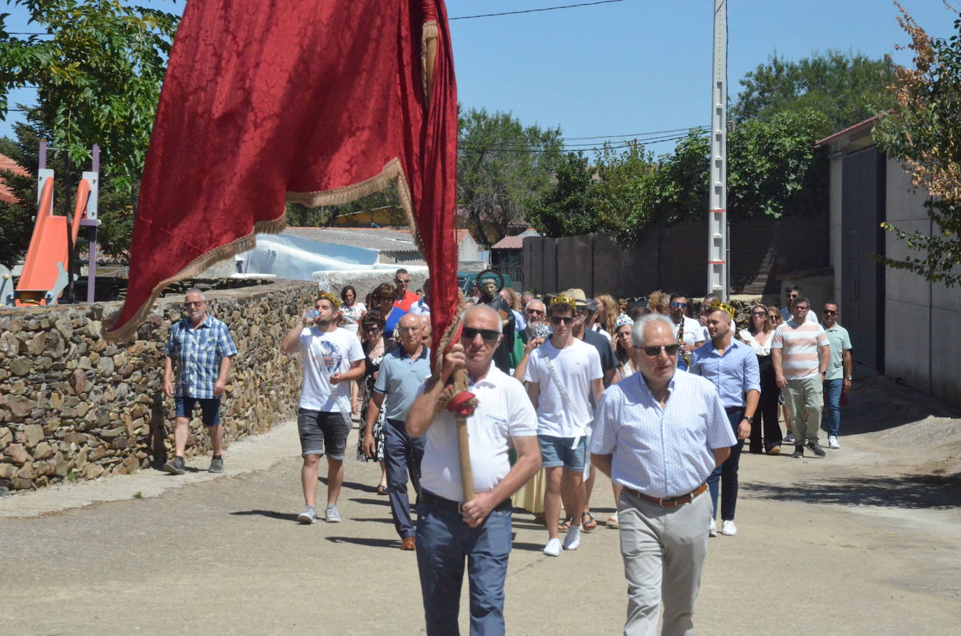 Saelices el Chico palpita en la procesión de San Benito