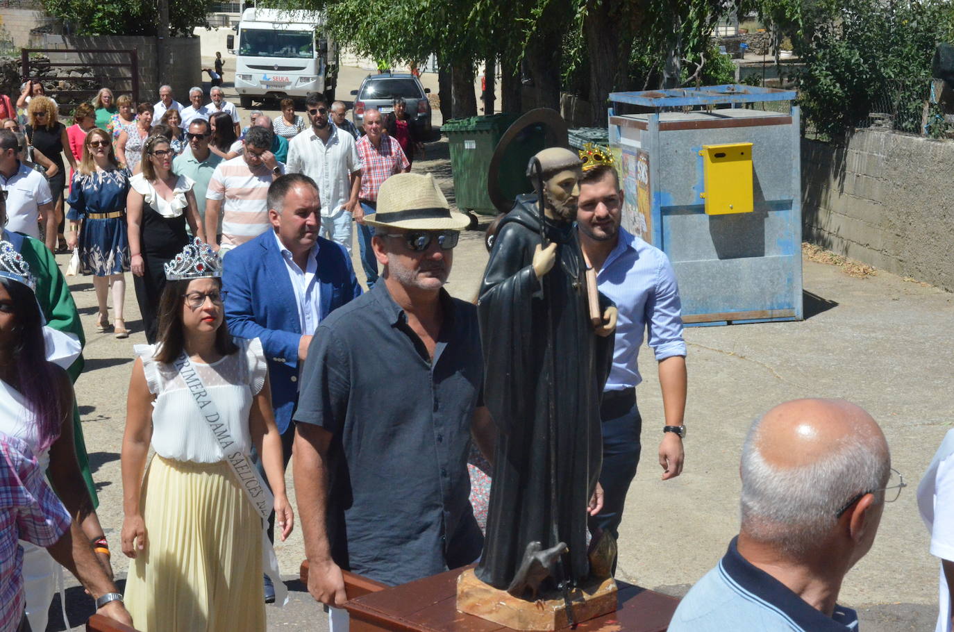 Saelices el Chico palpita en la procesión de San Benito