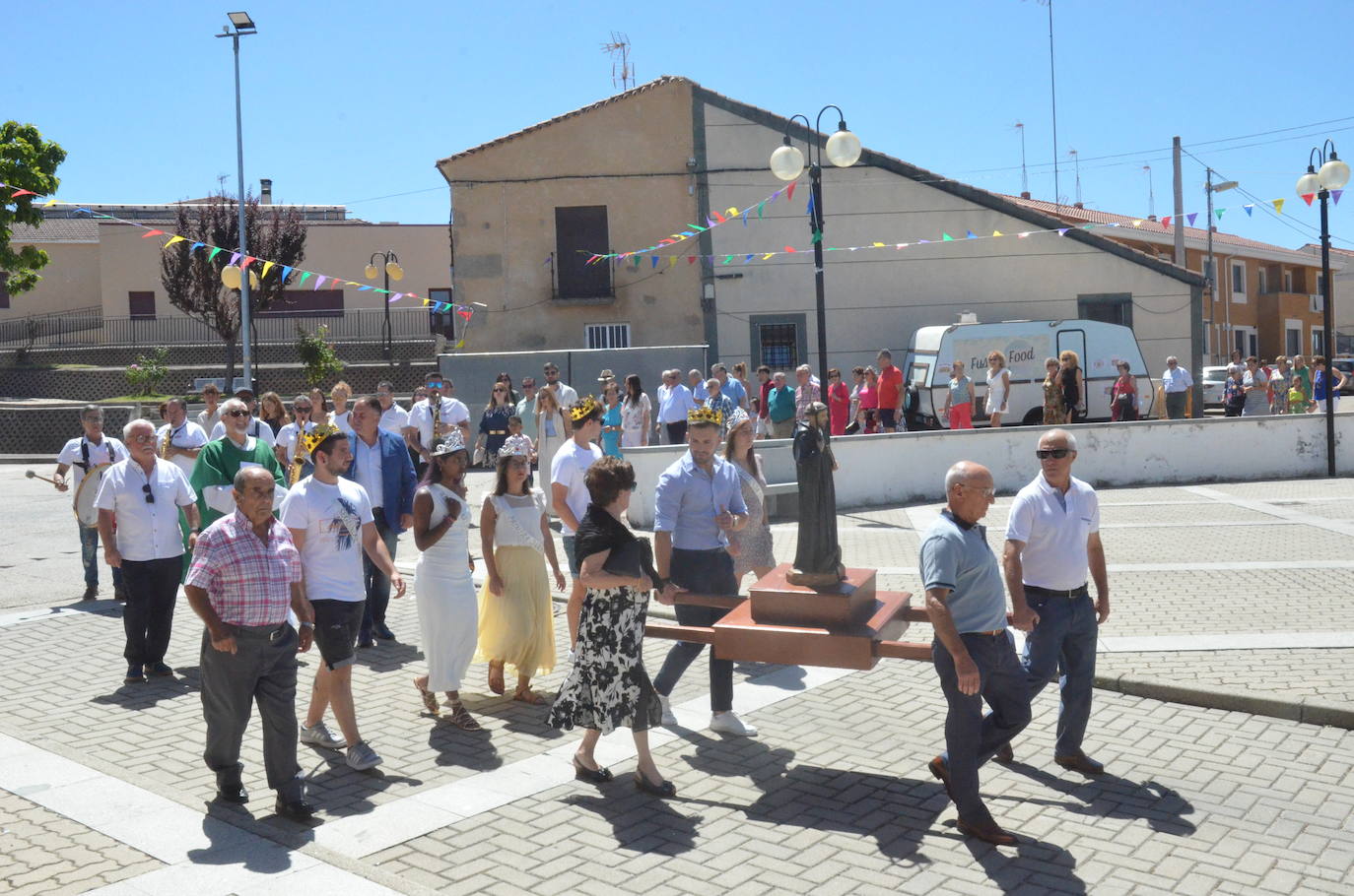 Saelices el Chico palpita en la procesión de San Benito