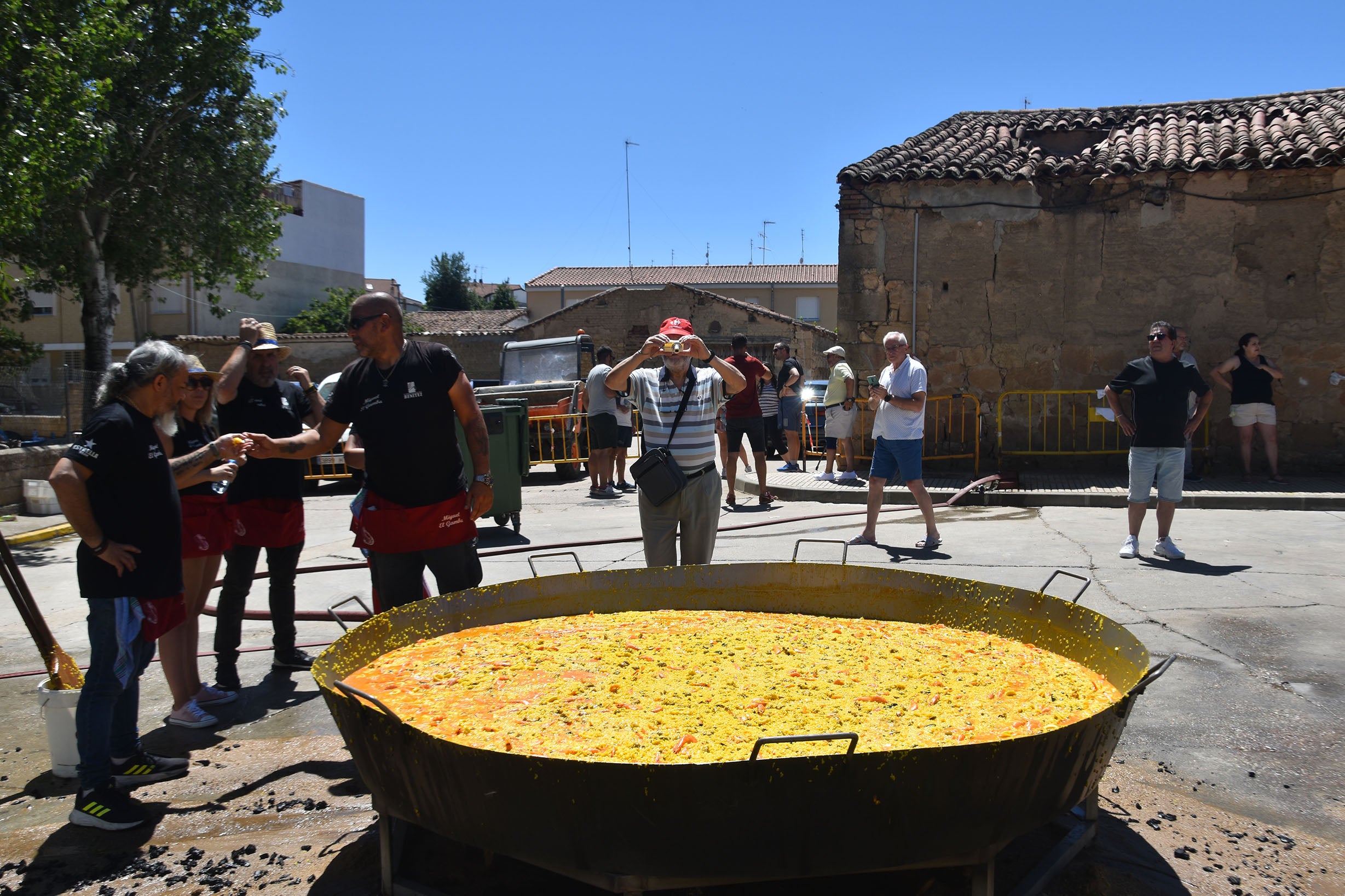 San Cristóbal de la Cuesta reparte 1.800 raciones solidarias de paella en el fin de fiestas