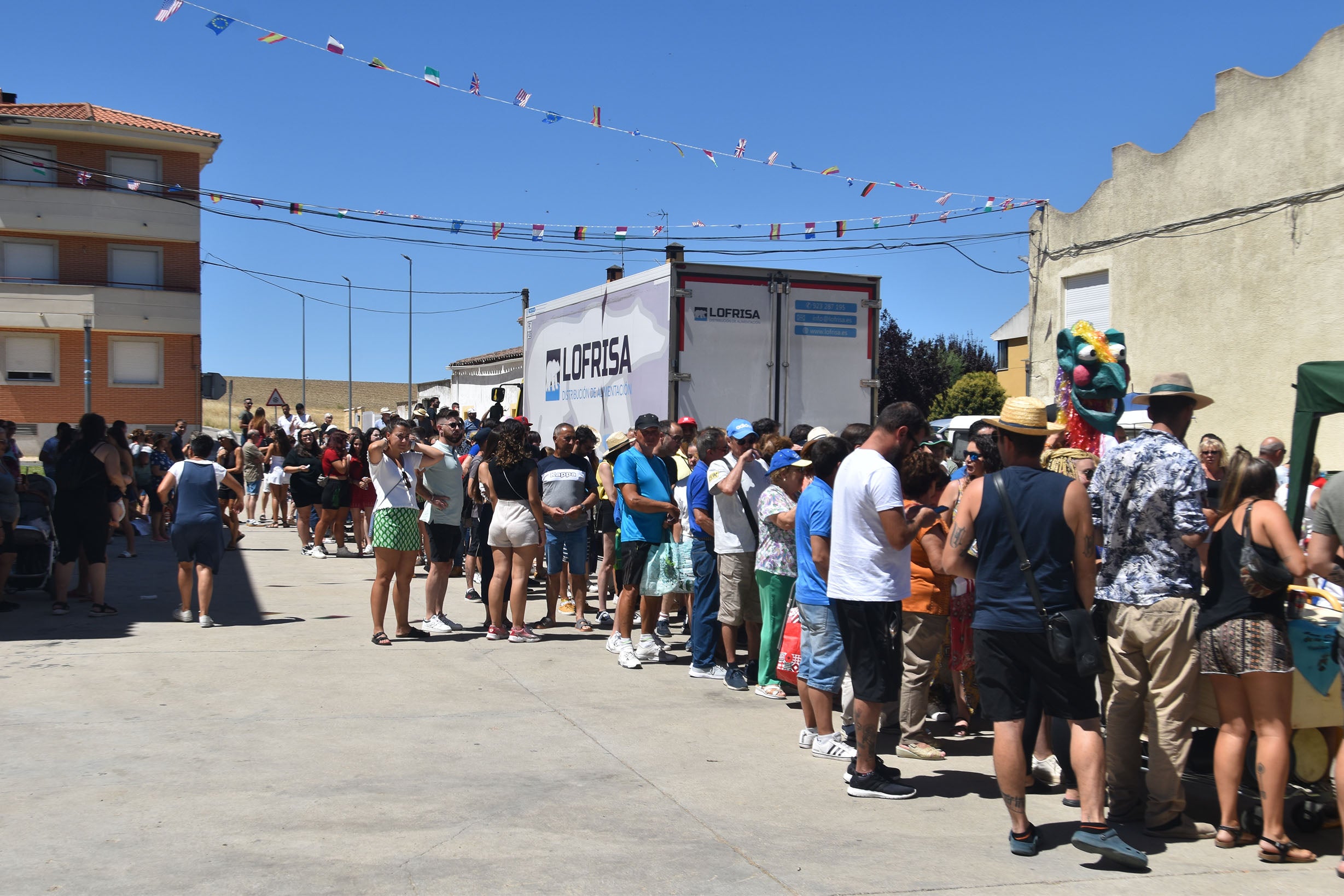 San Cristóbal de la Cuesta reparte 1.800 raciones solidarias de paella en el fin de fiestas