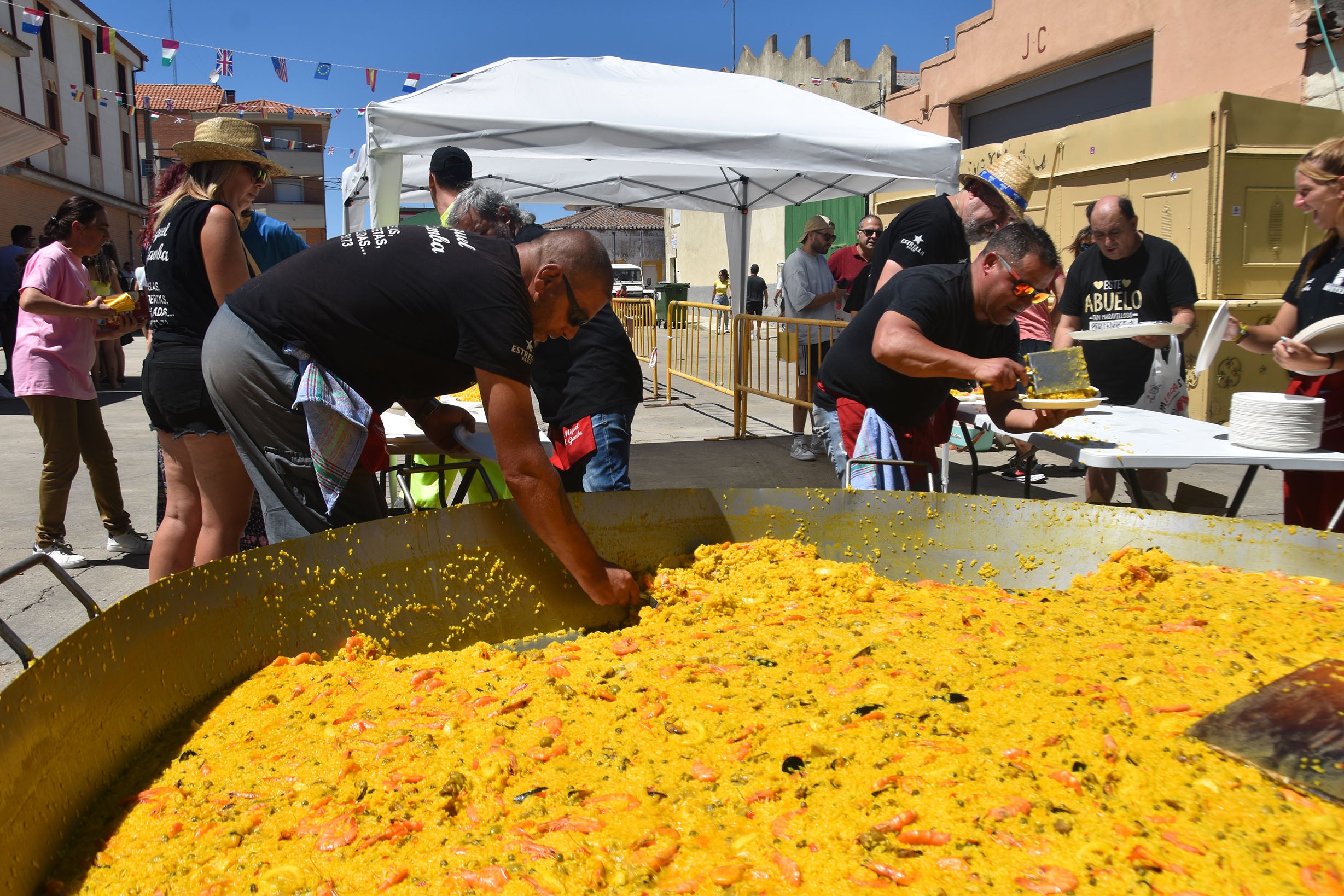 San Cristóbal de la Cuesta reparte 1.800 raciones solidarias de paella en el fin de fiestas