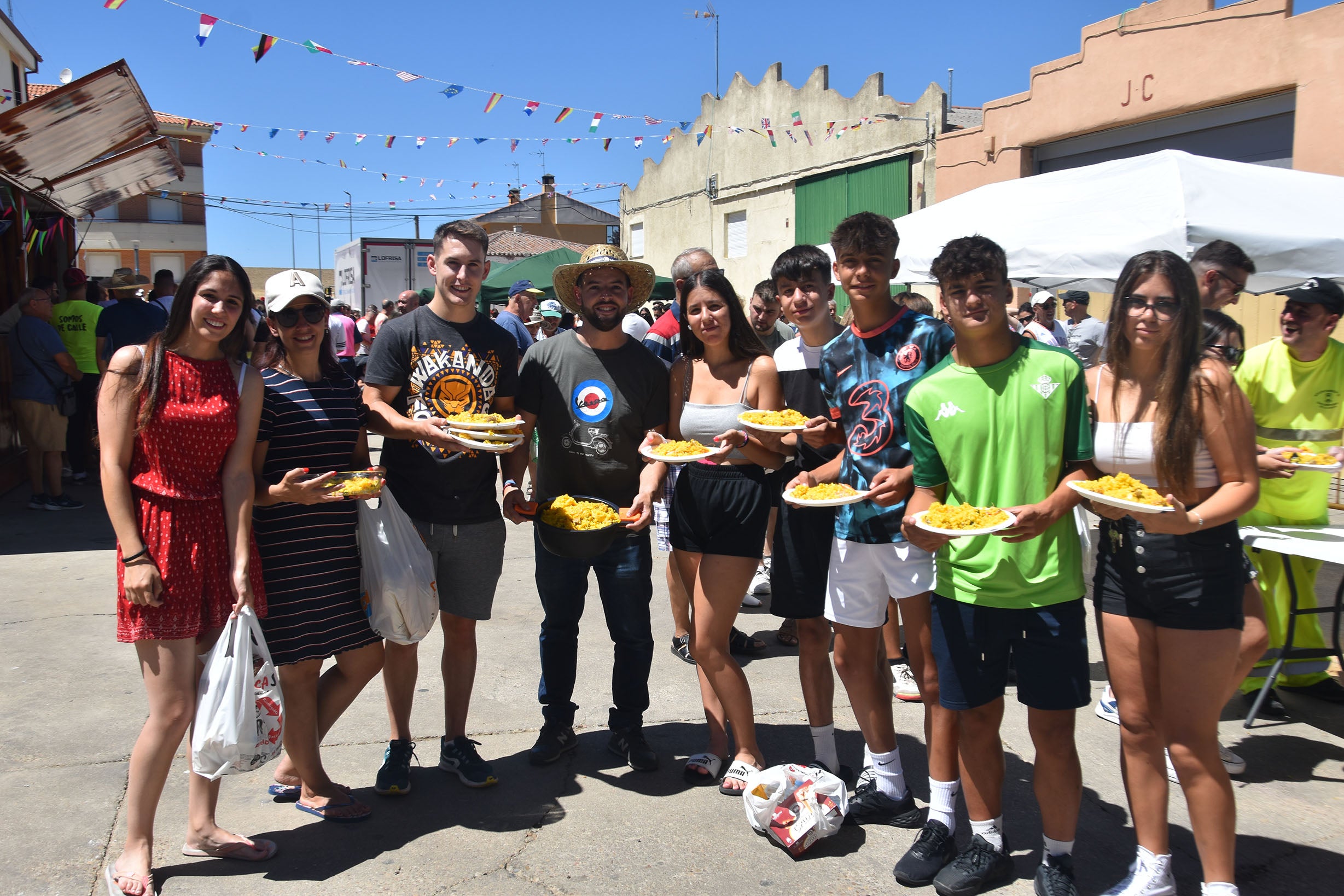 San Cristóbal de la Cuesta reparte 1.800 raciones solidarias de paella en el fin de fiestas