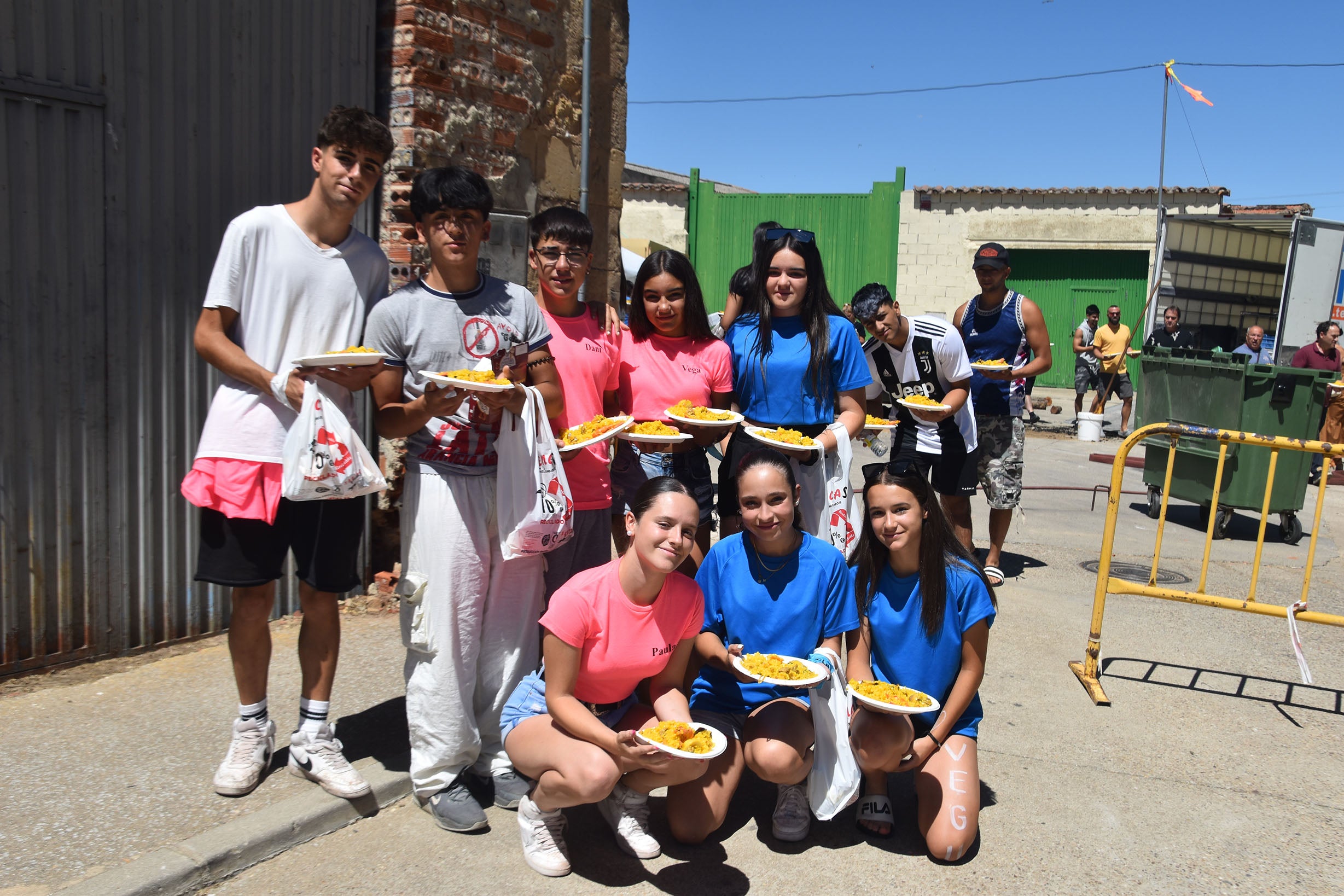 San Cristóbal de la Cuesta reparte 1.800 raciones solidarias de paella en el fin de fiestas