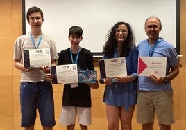 Diego Alonso, Diego González y Paula Marcos, con sus diplomas por el segundo puesto en la fase nacional de la Olimpiada Científica.