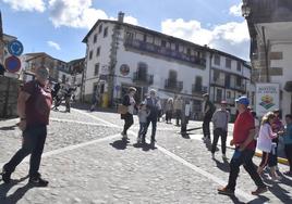 Un grupo de turistas pasea por las calles de Candelario.