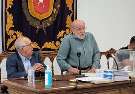 Germán Vicente y el alcalde de Vitigudino, Javier Muñiz, durante el pleno constitutivo del 7 de julio