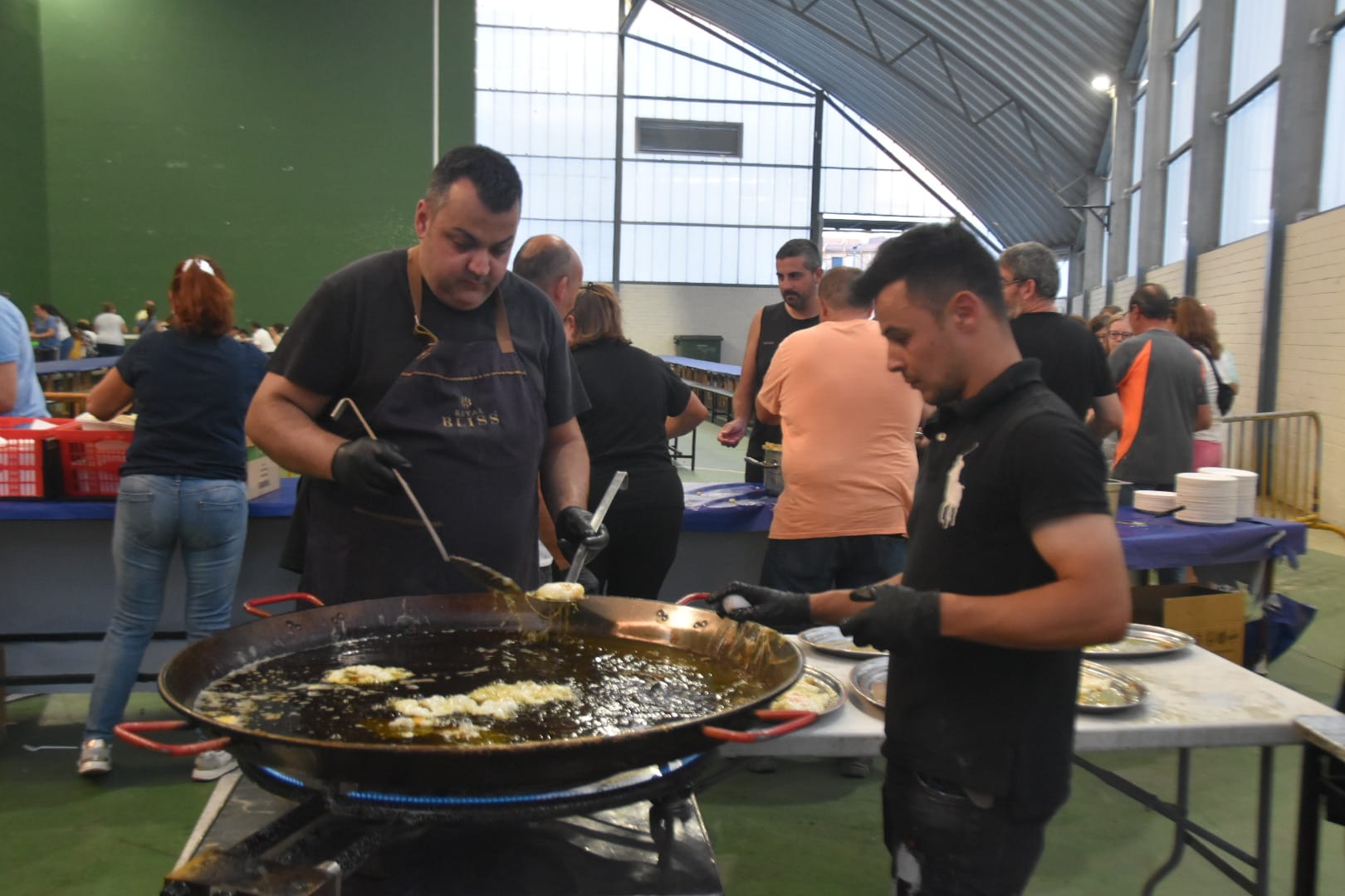 Calvarrasa de Abajo despide sus fiestas con... ¡1.800 huevos fritos!