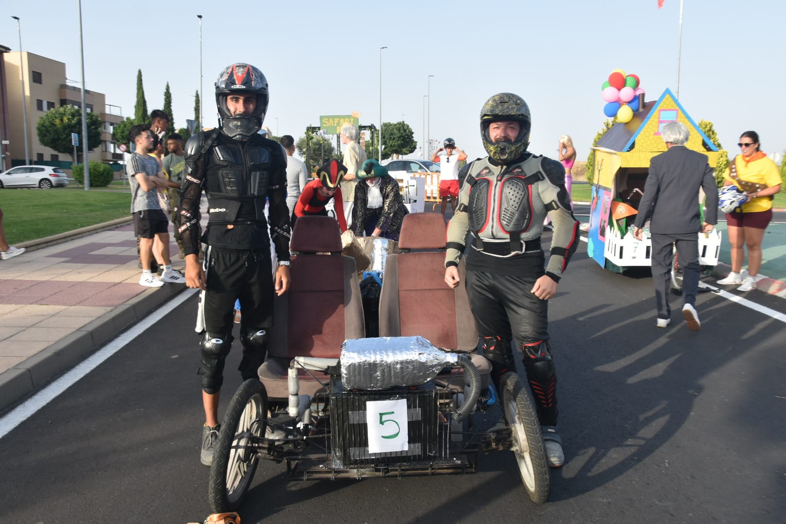 Los autos locos triunfan a lo grande en Carbajosa de la Sagrada