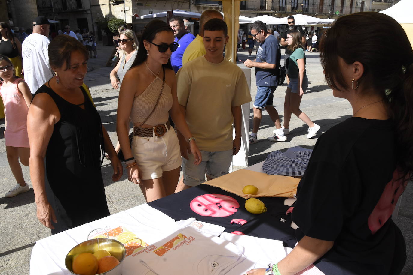 Miles de personas exaltan el comercio local en el Martes Mayor de Ciudad Rodrigo