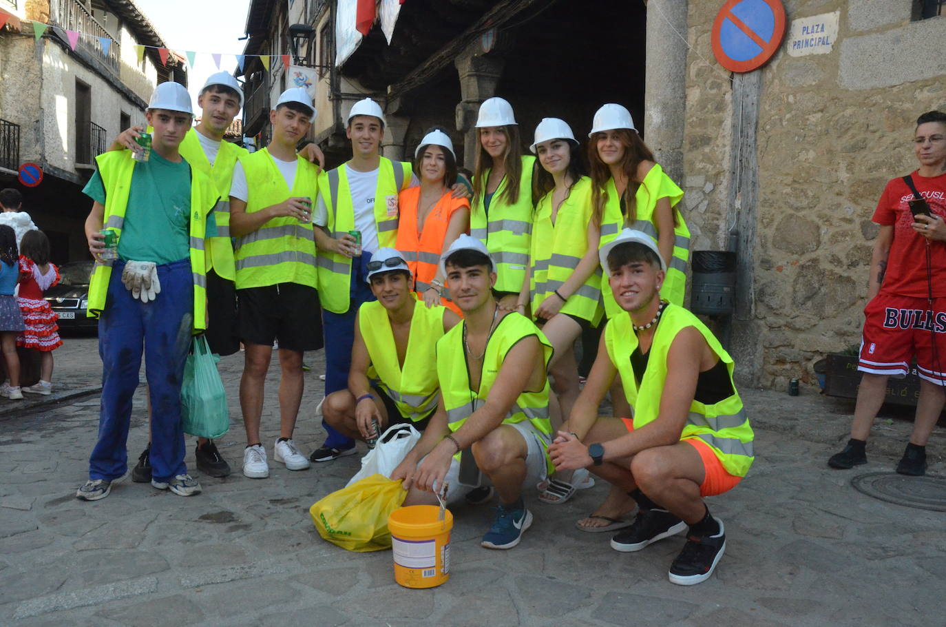 Bulliciosa mascarada en el pasacalles de San Martín