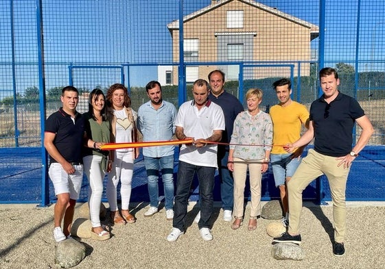 Momento de la inauguración de la pista de pádel de Campillo.