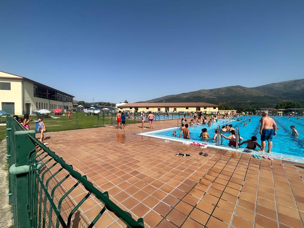 Lleno en la piscina municipal de Béjar