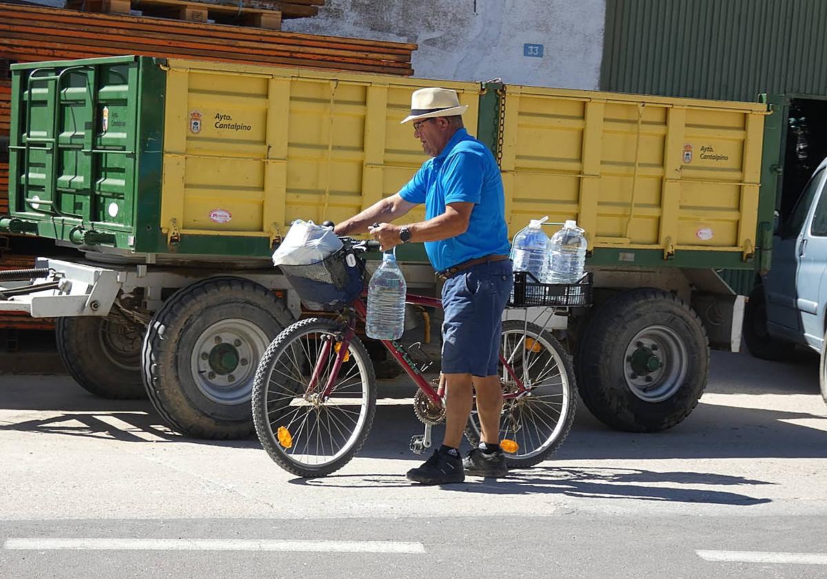 Los vecinos utilizan agua embotellada para poder cocinar y beber.
