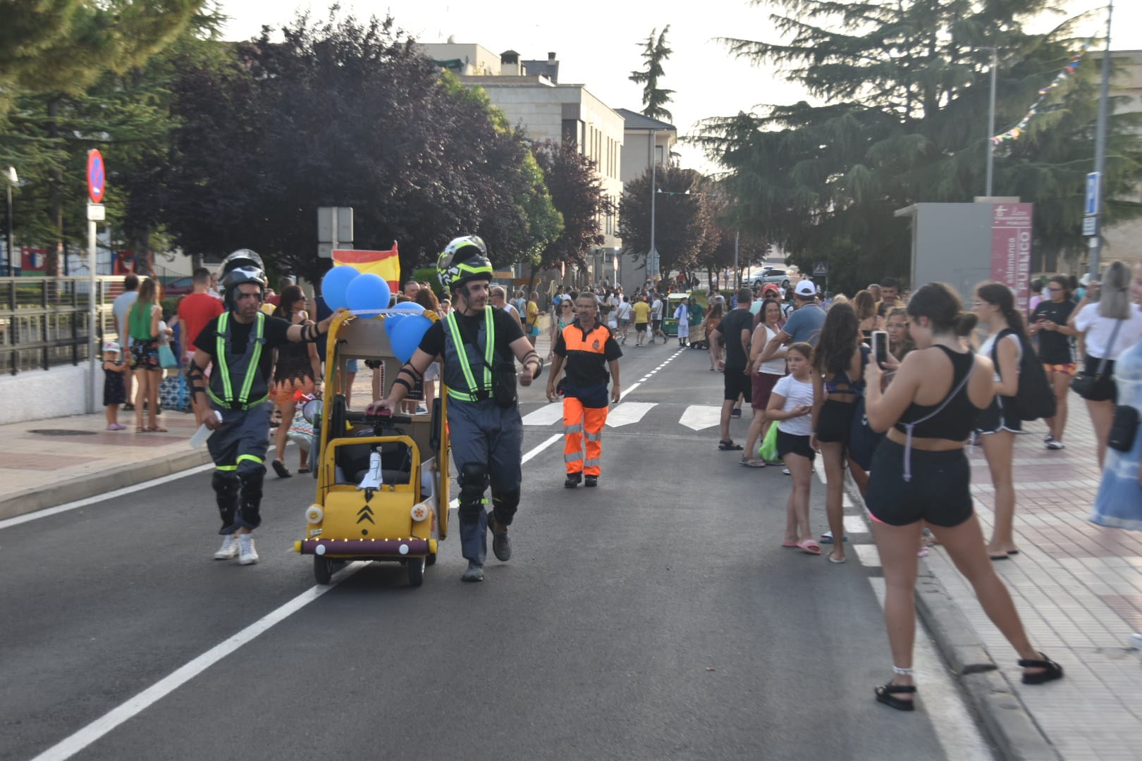 Los autos locos triunfan a lo grande en Carbajosa de la Sagrada