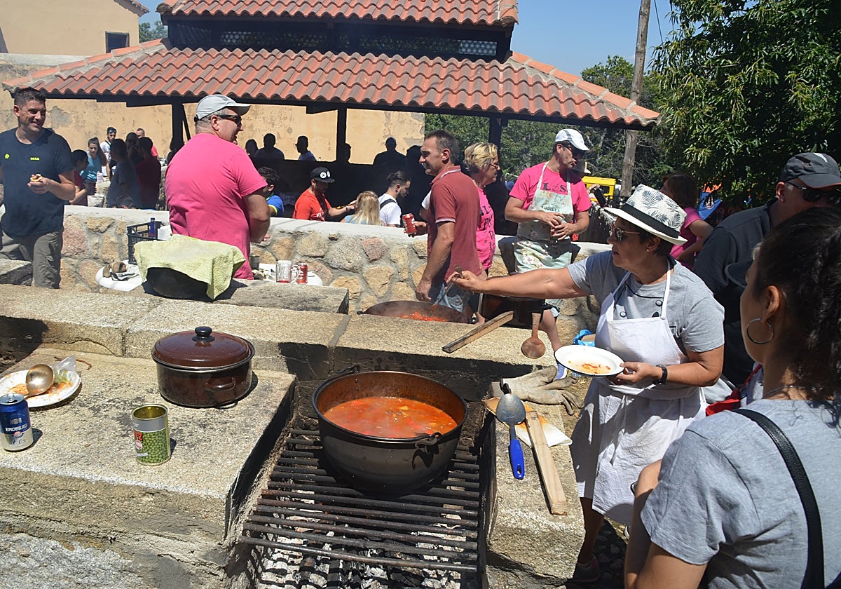 Imagen participantes en una edición del Día del Calderillo en el paraje de El Castañar de Béjar.