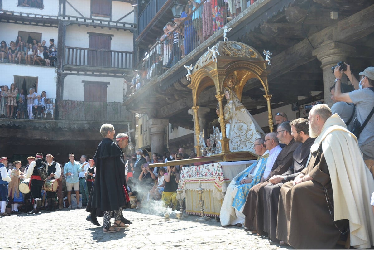 Ofertorio a la Virgen de la Asunción, en la Plaza Mayor