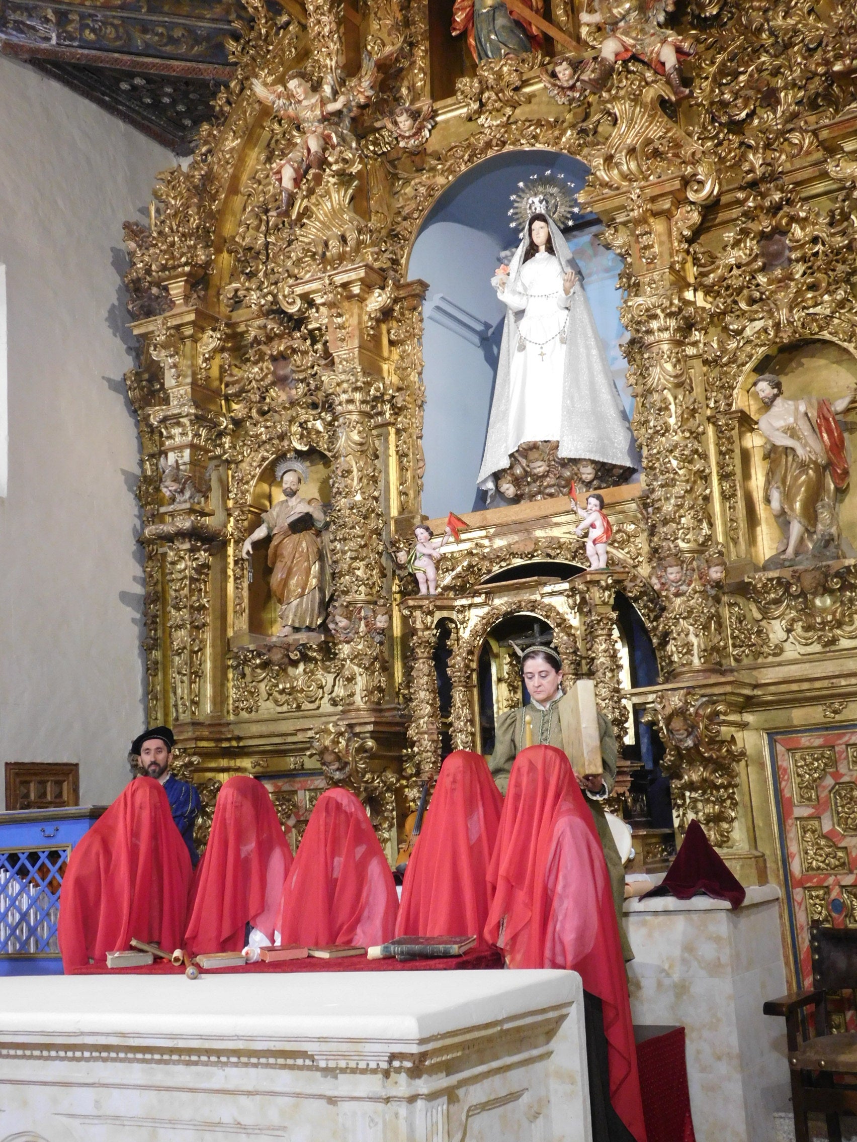 Los vecinos de Calzada de Valdunciel disfrutan de la obra «Buscando a Nebrija»