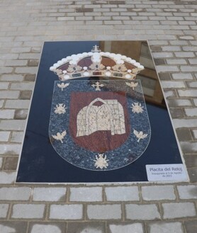 Imagen secundaria 2 - Diferentes perspectivas de la nueva plaza, donde destaca el escudo realizado en mármol.