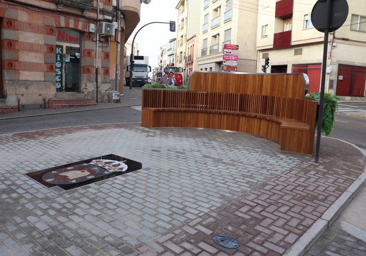 Imagen principal - Diferentes perspectivas de la nueva plaza, donde destaca el escudo realizado en mármol.