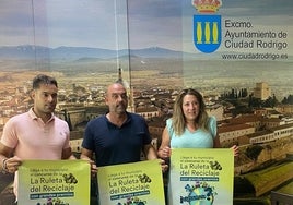 Víctor Gómez, Ramón Sastre y Ana Castaño en la presentación en Ciudad Rodrigo de la «Ruleta del Reciclaje»