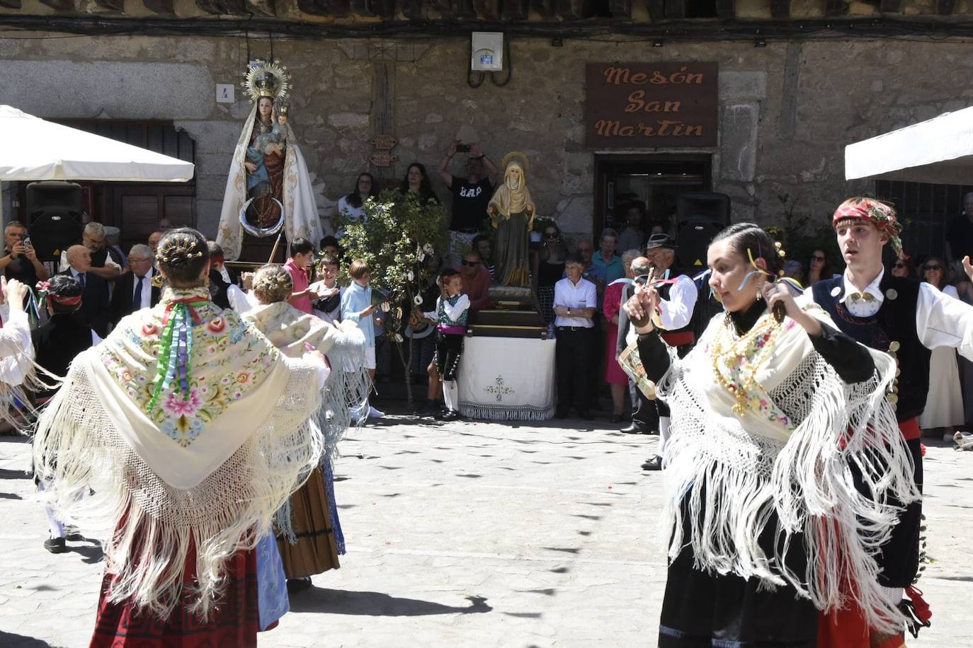 Música y bailes en honor la Virgen en San Martín del Castañar