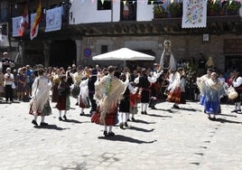 Ofertorio de bailes tradicionales serranos durante la celebración de la Visitación de la Virgen a Santa Isabel en San Martín del Castañar