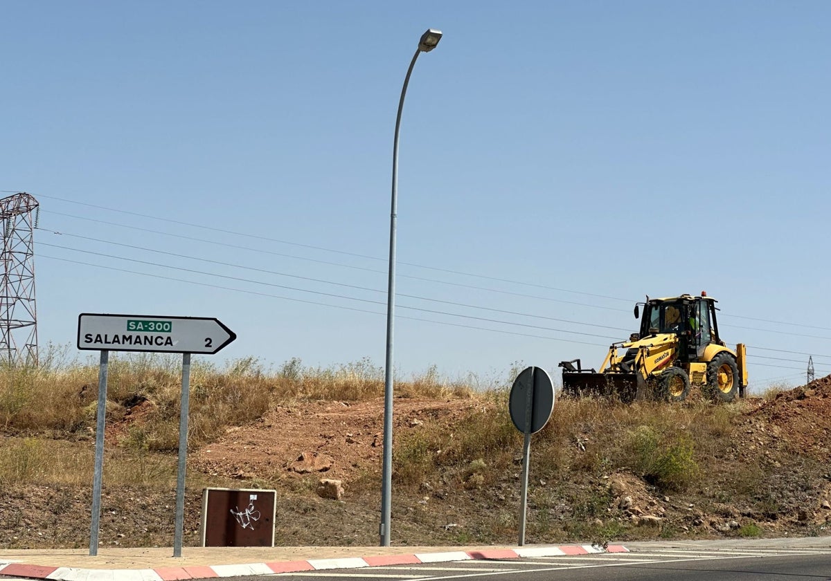 La maquinaria en el punto de inicio de las obras del nuevo carril bici de Villamayor.