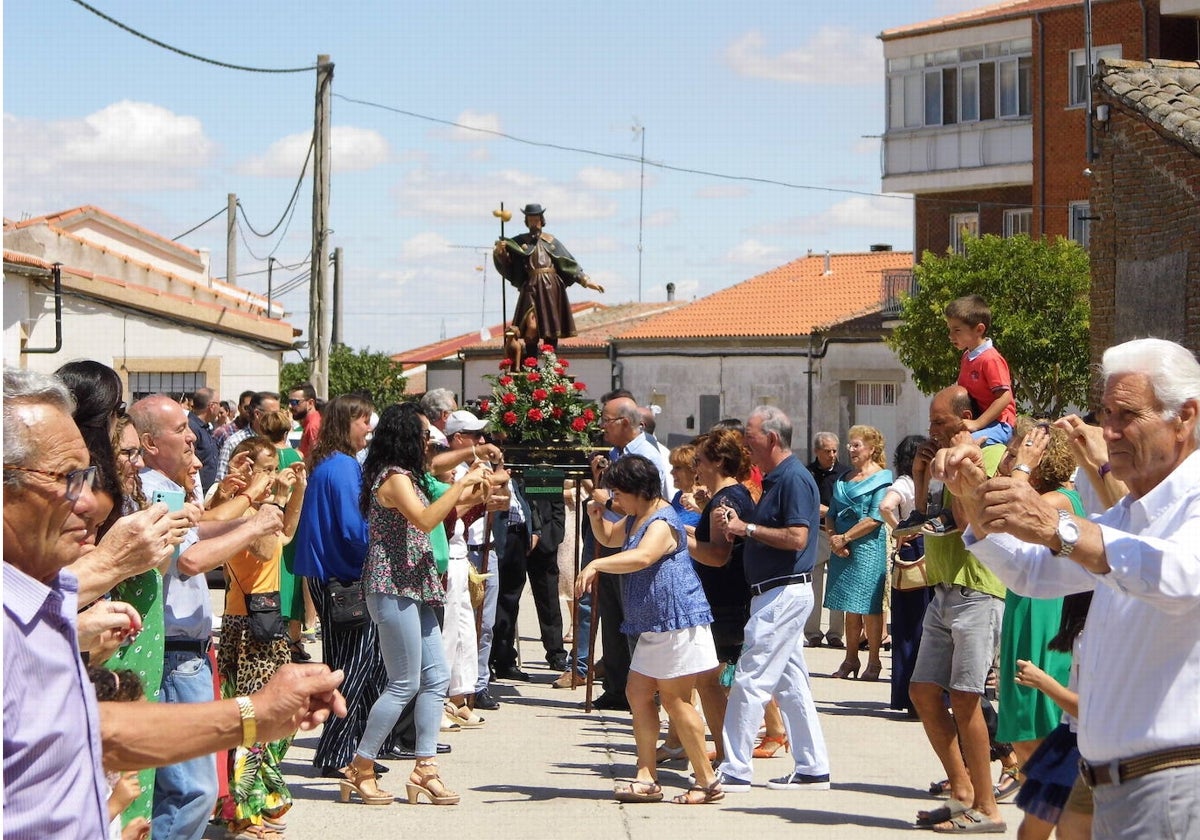 Los fieles honran con jotas a San Roque en el día de su fiesta.