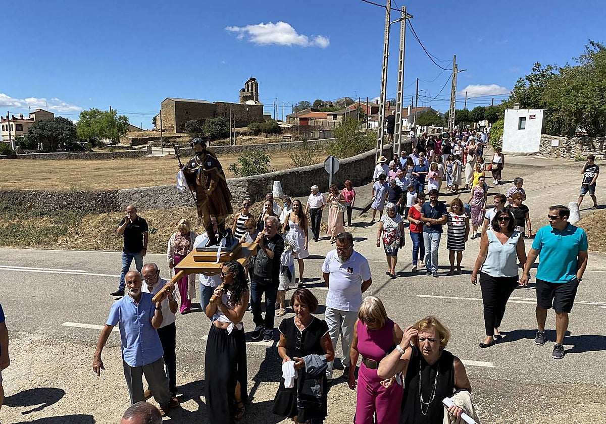 Procesión con la imagen de San Roque en las fiestas de 2022.