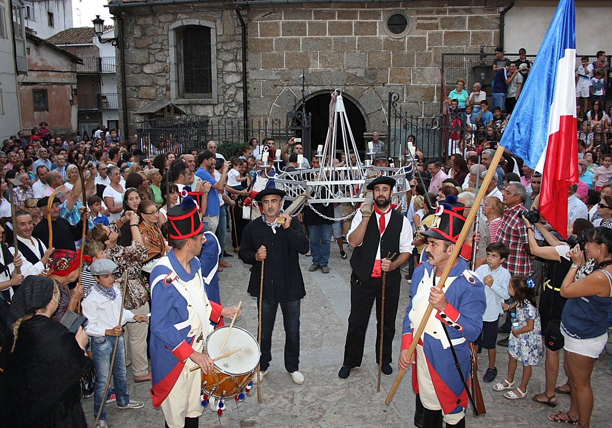 Imagen de la escenificación del robo de la lámpara de la iglesia, que se vivió en Puerto de Béjar en 1812.