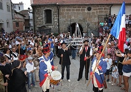 Imagen de la escenificación del robo de la lámpara de la iglesia, que se vivió en Puerto de Béjar en 1812.