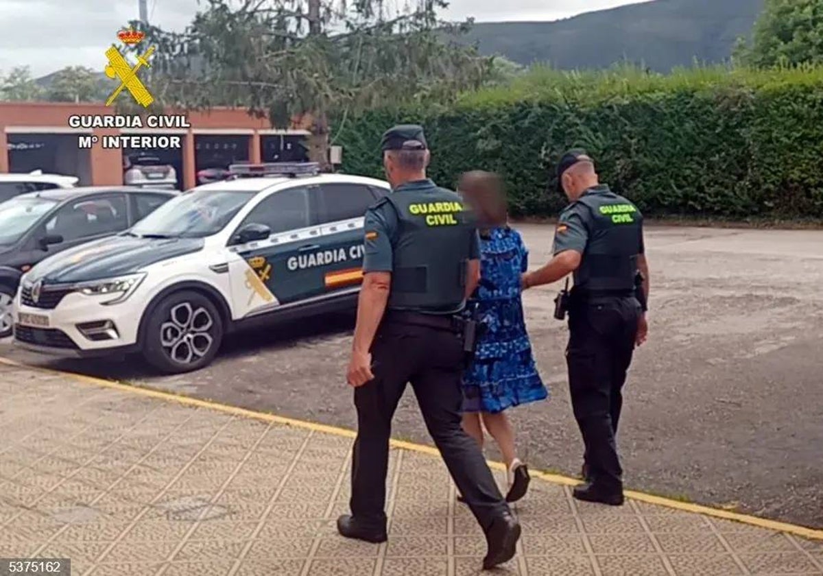 Detención de la mujer a manos de la Guardia Civil.