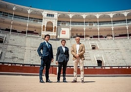 El director del Centro de Asuntos Taurinos, Miguel Abellán; el director de la Escuela Taurina, Fernando Robleño, y el consejero de Medio Ambiente, Agricultura e Interior de la Comunidad de Madrid, Carlos Novillo, durante la presentación de los carteles de los festejos taurinos de la Feria de Otoño de Madrid.