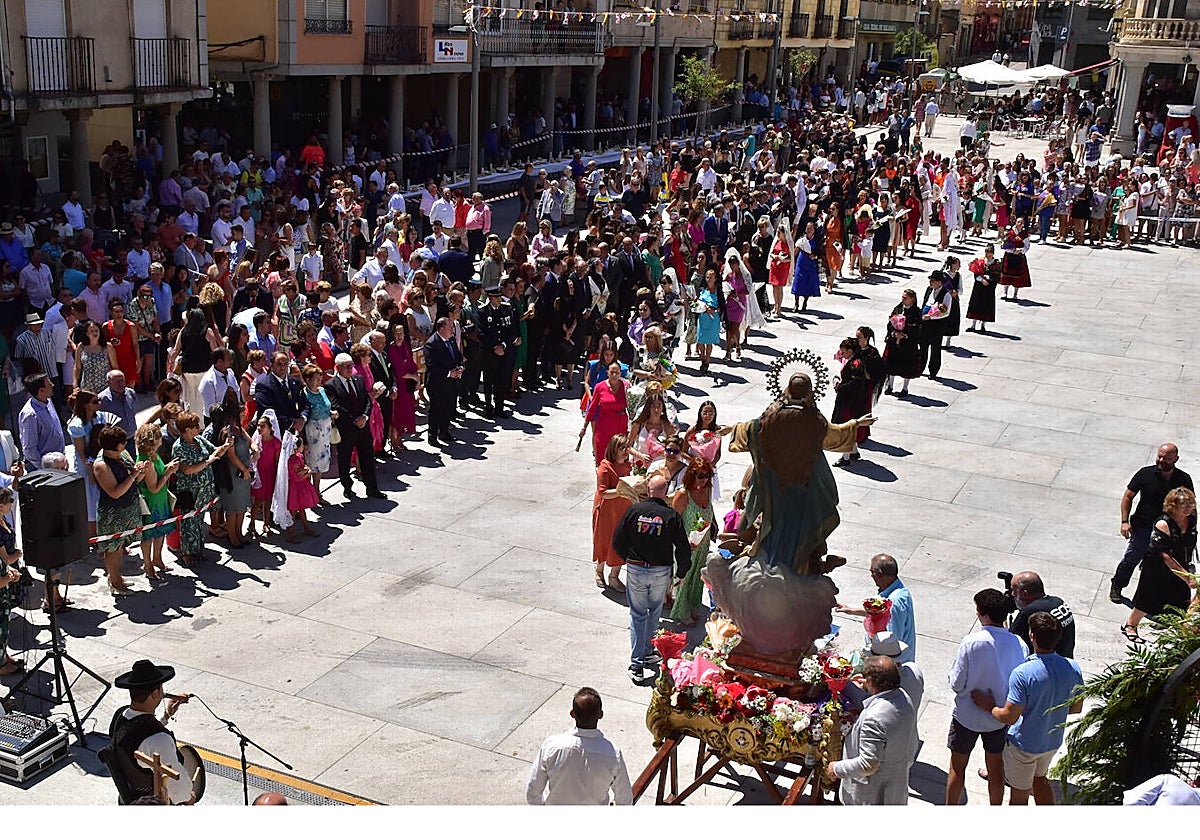 Momento de la ofrenda floral a la Virgen del 15 de agosto de 2022.