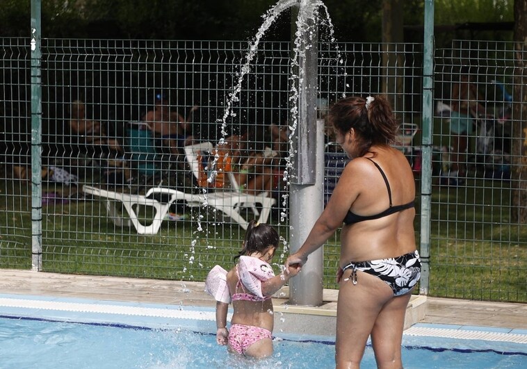 Polémica en las piscinas: prohíben los chalecos que aconseja la OMS