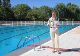 La edil de Fomento, Marta Labrador, en la piscina municipal de Santa Marta.