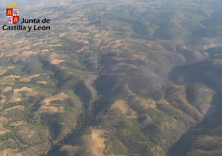 Medios aéreos de Salamanca han trabajado en el incendio forestal de Portugal