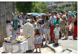 Ofertorio a la Virgen de la Asunción durante los actos sacros de los festejos de Fuentes de Oñoro.