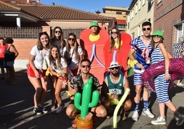 Una de las peñas, con sus divertidos disfraces de "piscineo"