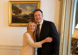 Elon Musk junto a la primera ministra de Italia Giorgia Meloni.