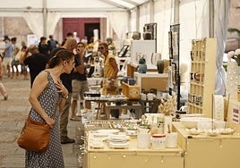Transeúnte visitando la Feria del Barro.