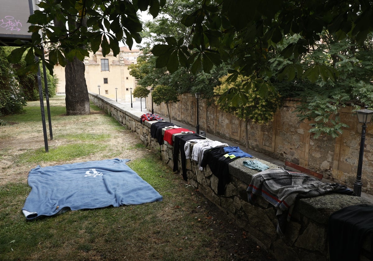 En algunas zonas del Campo San Francisco, personas sin techo han arrojado sus mochilas, colchones y enseres. En los muros del parque, tienden la ropa para que seque con el calor.