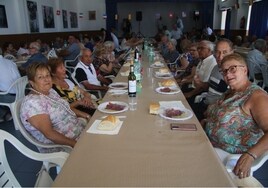 Un grupo de mayores, en la comida de Almenara de Torme