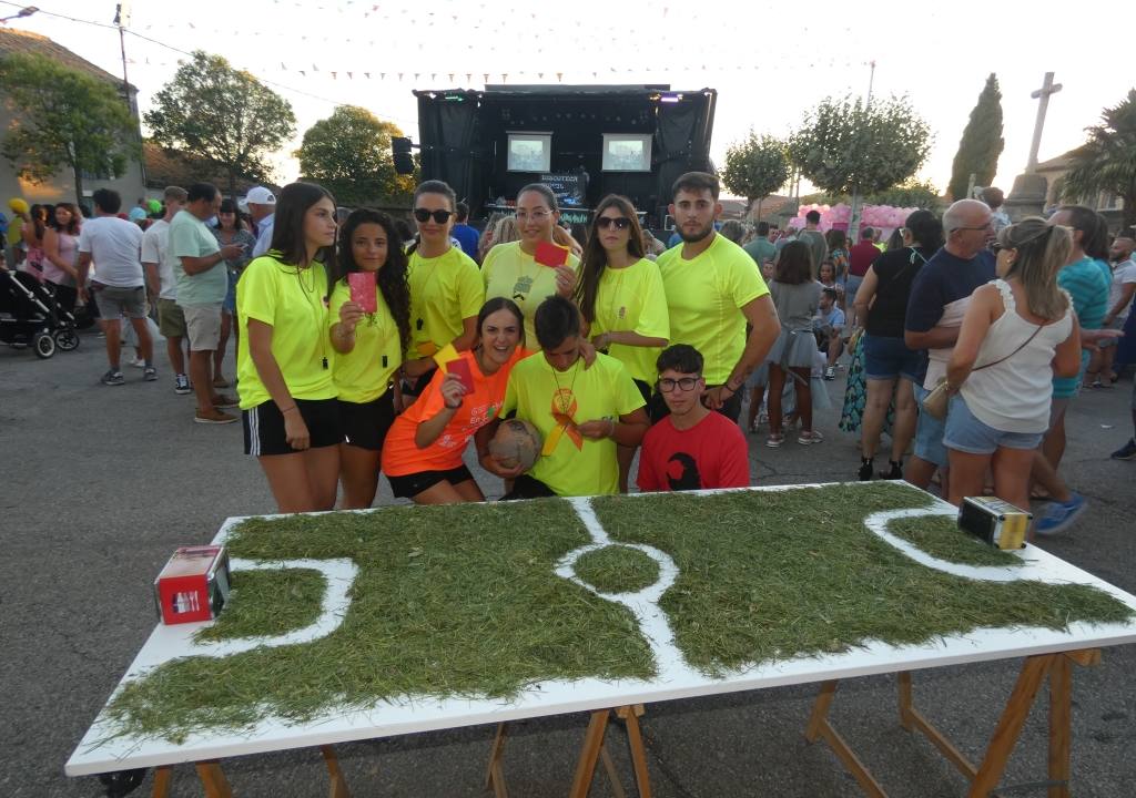 Peñas y tradición en el arranque de la fiesta en Aldeaseca